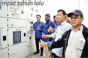  ??  ?? SADDI menekan butang bagi menyalakan salah satu daripada tiga janakuasa elektrik yang berkapasit­i 300kw.