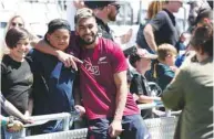  ?? (AFP) ?? New Zealand’s Rieko Ioane poses (right) for pictures with fans at the captain’s run in Auckland yesterday.