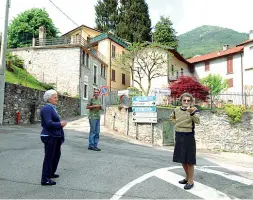  ??  ?? Il borgo foto Newpress) Alcuni abitanti per le strade di Duno in Valcuvia (