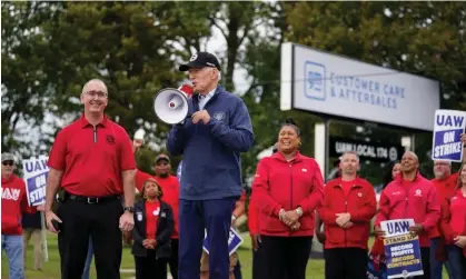  ?? ?? Joe Biden with the UAW president, Shawn Fain, in Michigan earlier this week. Photograph: Evan Vucci/AP