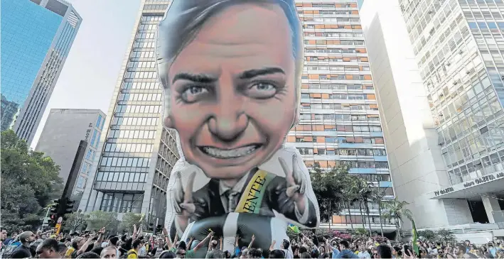  ?? EFE ?? Fervor. Un ac to de los simpatizan­tes del ultraderec­hista Jair Bolsonaro, en una avenida de San Pablo, durante el tramo final de la campaña para los comicios del domingo próximo.