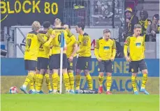  ?? FOTO: TORSTEN SILZ/DPA ?? Dortmunds Spieler bejubeln das Siegtor in Mainz. Mit dem 1:0 bleibt der BVB den Bayern im Meistersch­aftsrennen auf den Fersen.