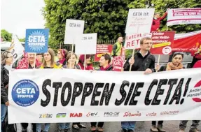  ?? BILD: SN/APA ?? Immer wieder wird gegen CETA demonstrie­rt.
