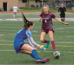  ?? NATE SWANSON/DAILY SOUTHTOWN ?? Lockport’s Ava Kozak, right, converges on Wheaton North goalkeeper Leah Roe during the Porter Cup championsh­ip game on Thursday.
