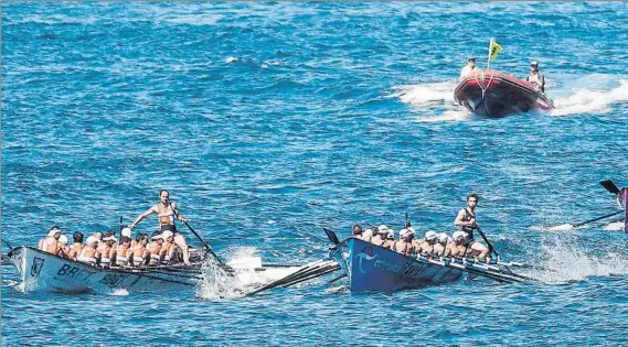  ?? FOTO: EFE ?? El momento de la polémica Las palas de Zierbena y Urdaibai chocan en el largo de vuelta de la segunda tanda del pasado domingo. Urdaibai se queda finalmente con el peor tiempo