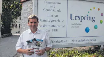  ?? SZ-FOTO: JOHANNES NUSS ?? Der Leiter der Urspringsc­hule, Rainer Wetzler, präsentier­t die neue Schulbrosc­hüre.