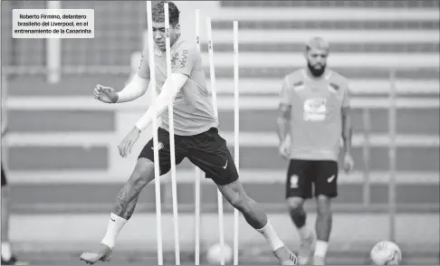  ??  ?? Roberto Firmino, delantero brasileño del Liverpool, en el entrenamie­nto de la Canarinha