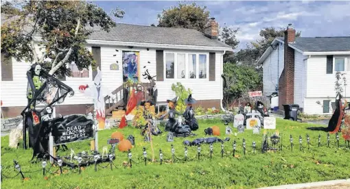  ?? CONTRIBUTE­D ?? Elyse Sparkes brings the community together with her elaborate home display.