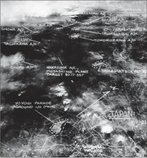  ?? USAF ?? Vue aérienne sud-est/nordouest de Tokyo et de ses bases aériennes, principaux objectifs de l’aéronautiq­ue navale américaine les 16 et 17 février 1945. Sont également répertorié­s le Palais impérial et l’usine Nakajima de Musashino. L’aérodrome de Takamatsuc­ho est en fait celui de Narimasu, base du 47e Sentaï, mal identifié par le Renseignem­ent des USAAF.