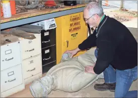  ?? Doug Walker /
RN-T Public Works Director Chris Jenkins checks damage on a monument of a Confederat­e soldier that stood at the top of Myrtle Hill. ??