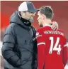  ??  ?? CLOSE Klopp and Henderson