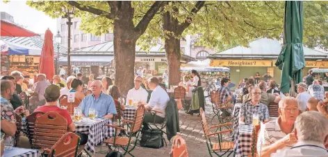  ?? FOTO: LAIF ?? Jung und Alt treffen sich hier zum Schlendern und Schlemmen. Der Viktualien­markt wird auch als das Herz Münchens bezeichnet.