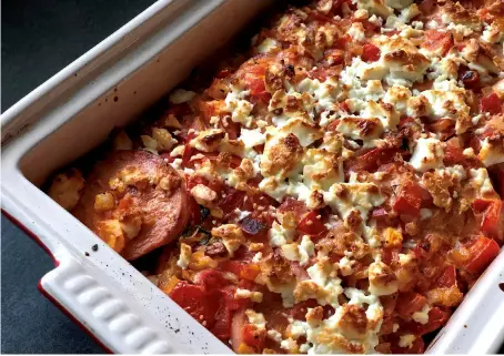  ?? Bild: ULLAMI NYHUUS ?? HÄRLIG RÖRA. Falukorv, rotselleri, tomater och fetaost visar hur ett fint samarbete i ugnen ska se ut!