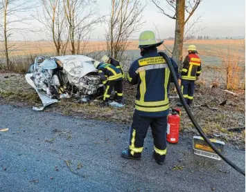  ?? Foto: Berufsfeue­rwehr Augsburg ?? Nach dem schweren Unfall vor knapp drei Wochen auf der B17 bei Augsburg wurde gegen den Fahrer Haftbefehl erlassen.