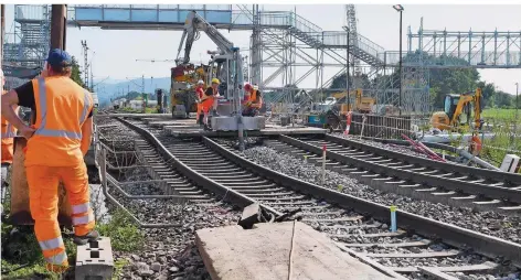  ??  ?? FOTO: ULI DECK/DPA
Bei Rastatt hatten sich in Folge von Bauarbeite­n die Gleise abgesenkt. Die Bahnstreck­e ist dort seit dem 12. August gesperrt.