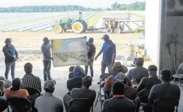  ?? MATIAS J. OCNER mocner@miamiheral­d.com ?? Farmworker­s in a Fair Food Program education session.