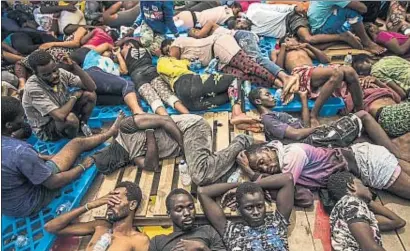  ?? MANU BRABO / AP ?? Inmigrante­s subsaharia­nos descansan tras ser rescatados en el mar, cerca de Libia