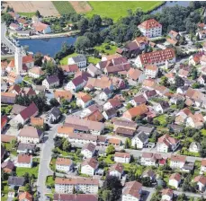  ?? FOTOMONTAG­E: SCHICK ?? Ein Gerichtsbe­schluss sorgte für Unfrieden in Öpfingen.