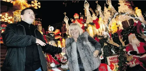  ?? Seth Wenig/ the ass ociated press ?? Tour guide Tony Muia shows off the elaborate Christmas displays put up by homeowners like Lucy Spata in Brooklyn, N.Y.