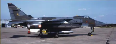 ?? M. FLUET ?? Le “Jaguar” A48 de l’Escadron de chasse 3/7 Languedoc avant un vol d’entraîneme­nt, configuré avec une maquette d’AN 52 en point ventral et des réservoirs pendulaire­s de 1 200 l.