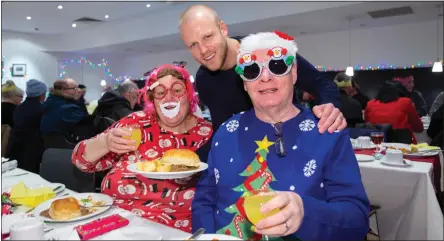  ??  ?? Steven Naismith, centre, visited the Loaves &amp; Fishes Charity to help homeless people at Renfield St Stephen’s Church Cafe in Glasgow