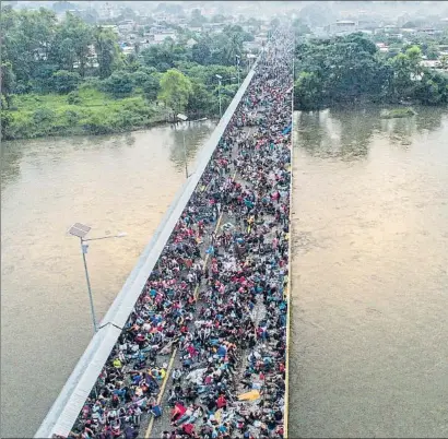  ?? PEDRO PARDO / AFP ?? La caravana s’encallada al pont del riu Suchiate, a Ciudad Hidalgo, frontera entre Guatemala i Mèxic