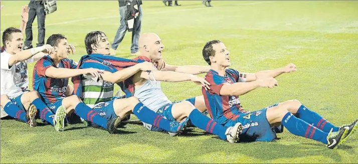 ?? FOTO: MANEL MONTILLA ?? Un momento histórico Ander Capa y Dani García celebran con Jon Errasti, Jito y Txema Añibarro el ascenso del Eibar a Segunda División en Hospitalet en 2013