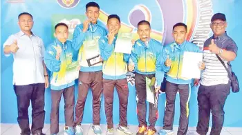  ??  ?? BARISAN pelari 4X100m (L18) meraihkan pingat emas bersama Umin Haji Sai (kiri) dan Datu Roslin (kanan).