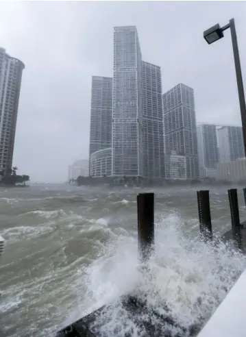  ?? FOTO: EPA/ERIK S. LESSER ?? FöRSTA STöTEN. Miami River och Biscayne Bay svämmar över gatorna då orkanen Irma härjade i
staden i går.