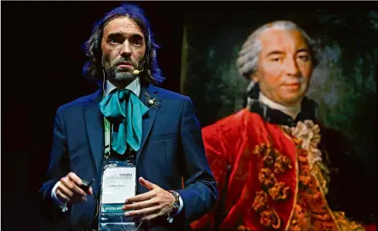  ?? Pablo Costa/Divulgação ?? O matemático francês Cédric Villani durante sua palestra no Congresso Internacio­nal de Matemático­s, no Rio; ao fundo, o conde de Buffon (1707-1788)