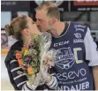  ?? FOTO: FLOWO ?? Ein Küsschen zum Abschied vom Eis: Sascha Paul mit Ehefrau Sandra.