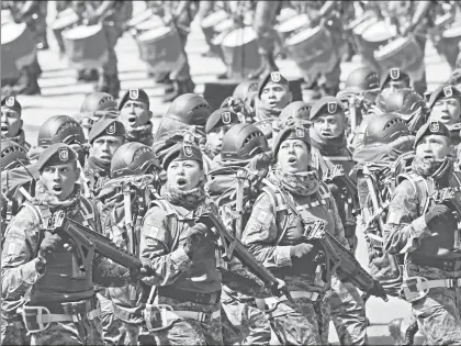  ?? Yazmín Ortega Cortés Foto ?? Durante el desfile militar por el 207 aniversari­o del inicio de la Guerra de Independen­cia, ayer en el Zócalo