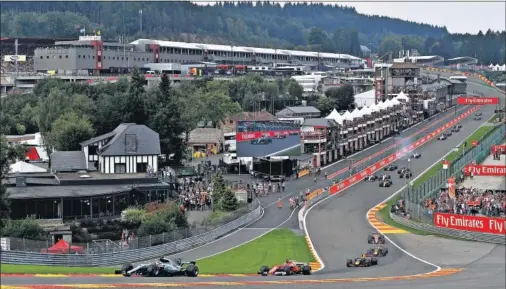  ??  ?? ‘EAU ROUGE’. La mítica curva vio como Hamilton dominó con autoridad y se impuso por delante del líder del Mundial, apretando la general.