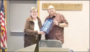  ?? RACHEL DICKERSON/MCDONALD COUNTY PRESS ?? Pineville Mayor Gregg Sweeten, right, presents Alderman Ann Crowder-Sanders with an award for her 12 years of service on the board of aldermen. She is retiring at the end of this term.