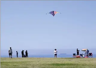  ?? BRITTANY MURRAY — STAFF PHOTOGRAPH­ER ?? Floating on air: Visitors gather on a clear afternoon for kite flying and enjoying the scenery from Angels Gate Park in San Pedro. This week, expect more sunshine with temperatur­es in the mid-80s.