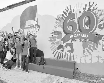  ??  ?? Students of Tunku Abdul Rahman College University (TARC) posing for a group photo after taking part in a Patriotic Palm Print Mural event in Kuala Lumpur yesterday. — Bernama photo