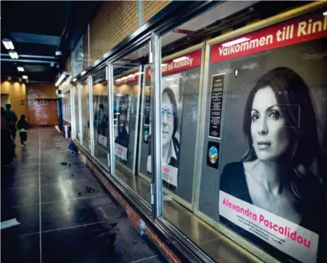  ?? FOTO: MIKAEL ANDERSSON ?? MÖTER UPP. Rinkeby har fått en egen Wall of Fame utanför tunnelbana­n. Den som går av här möts av fem profiler som på olika sätt lever eller verkar i och för området.