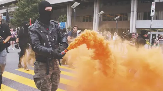  ??  ?? Un contre-manifestan­t, à la manifestat­ion de La Meute de dimanche, à Québec. − La Presse canadienne: Jacques Boissinot