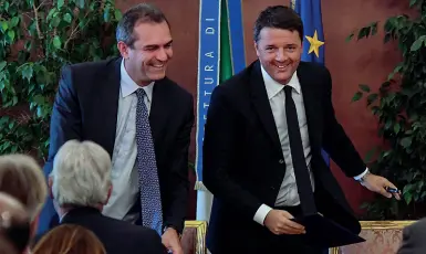  ??  ?? Sorrisi Il sindaco e il premier sorridenti dopo aver sottoscrit­to il Patto per la Città