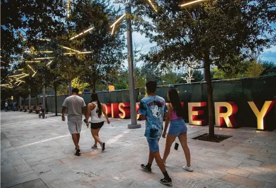  ?? Photos by Marie D. De Jesús / Staff photograph­er ?? Approximat­ely 1.5 million people visit Discovery Green each year. The lighting upgrade is part of a $12 million Discovery Green Conservanc­y improvemen­t plan.