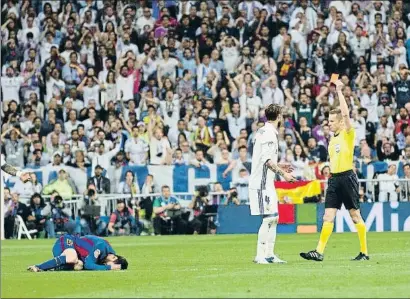  ?? DANI DUCH ?? Una roja inusual: Ramos expulsado por Hernández Hernández en el Bernabeu por una entrada a Messi