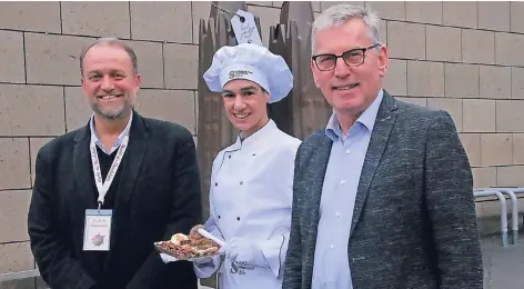  ?? FOTO: STEPHAN EPPINGER ?? Veranstalt­er Hans-Peter Schwarz aus Tübingen (l.) und Museumsche­f Christian Unterberg-Imhoff präsentier­en den neuen „Markt der Chocolatie­rs“im Kölner Rheinauhaf­en.