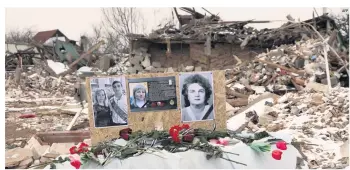  ?? AFP ?? ZONA DE GUERRA. Retratos exhibidos durante una ceremonia fúnebre en el lugar de su casa, destruida por un ataque con misiles rusos, en Kramatorsk, Donetsk.