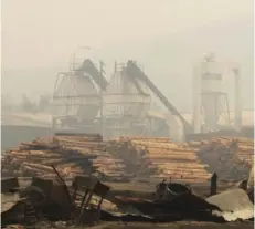  ??  ?? Forestal Arauco ha dispuesto 10 helicópter­os y 8 aviones para combatir incendios entre la región del Maule y Biobío.