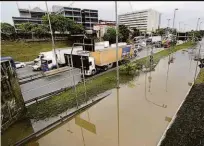  ??  ?? Marginal tiete, na altura da ponte das Bandeiras, alagou durante a chuva na madrugada de ontem