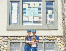  ?? AZIN GHAFFARI ?? Twins Austin and Miles, 10, and brother Charlie, 2, inspire with the signs they create and display from their window.