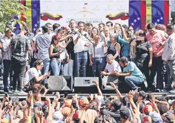  ??  ?? Juan Guaido, presidente de la Asamblea Nacional de Venezuela y legislador del partido de oposición Popular Will (Voluntad Popular), habla durante una reunión en La Guaira, Venezuela.