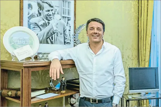  ?? ANNA BUJ ?? El ex primer ministro italiano Matteo Renzi, este miércoles en su despacho del Senado en Roma