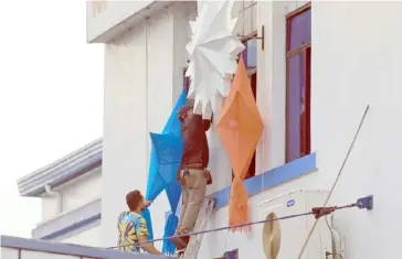  ?? PhotograPh by BoB DuNgo Jr. for the daily tribune @tribunephl_bob ?? the Manila Police District is already feeling the holidays as its members put up giant lanterns at the building’s facade.