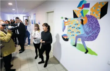  ?? MARKO PRPIĆ/ PIXSELL ?? Prvi murali u KBC-u Zagreb jučer su predstavlj­eni javnosti i novinarima Ana Ratković (lijevo dolje) i Damir Sobota (dolje) uz svoje umjetničke radove